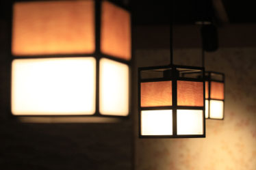 天井から吊らされた四角い形をした照明が明るく照らしている様子