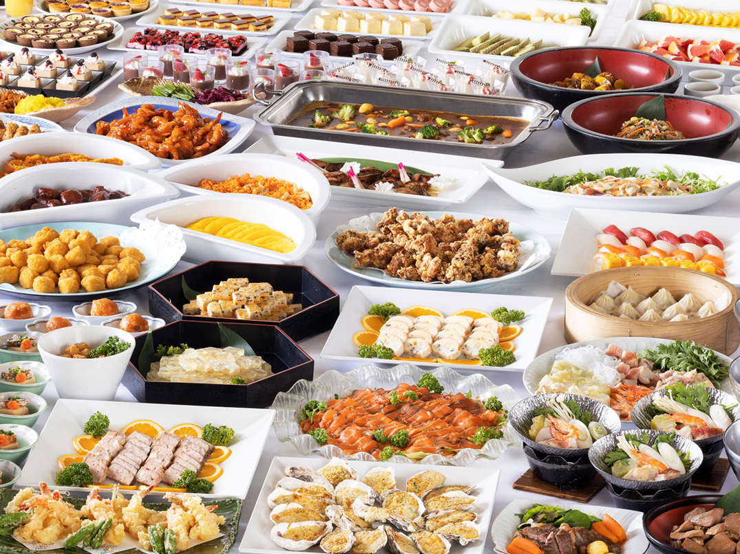 和食から中華、デザートなど様々な食事が楽しめるバイキングのお料理