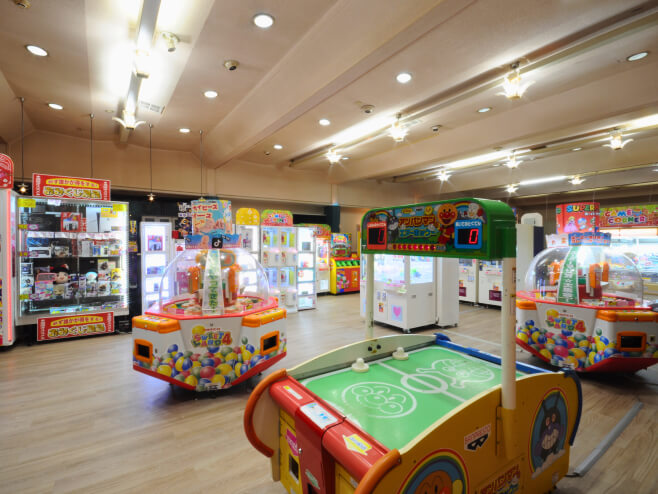 さまざまなゲームやおもちゃが並んでいる様子を示しています