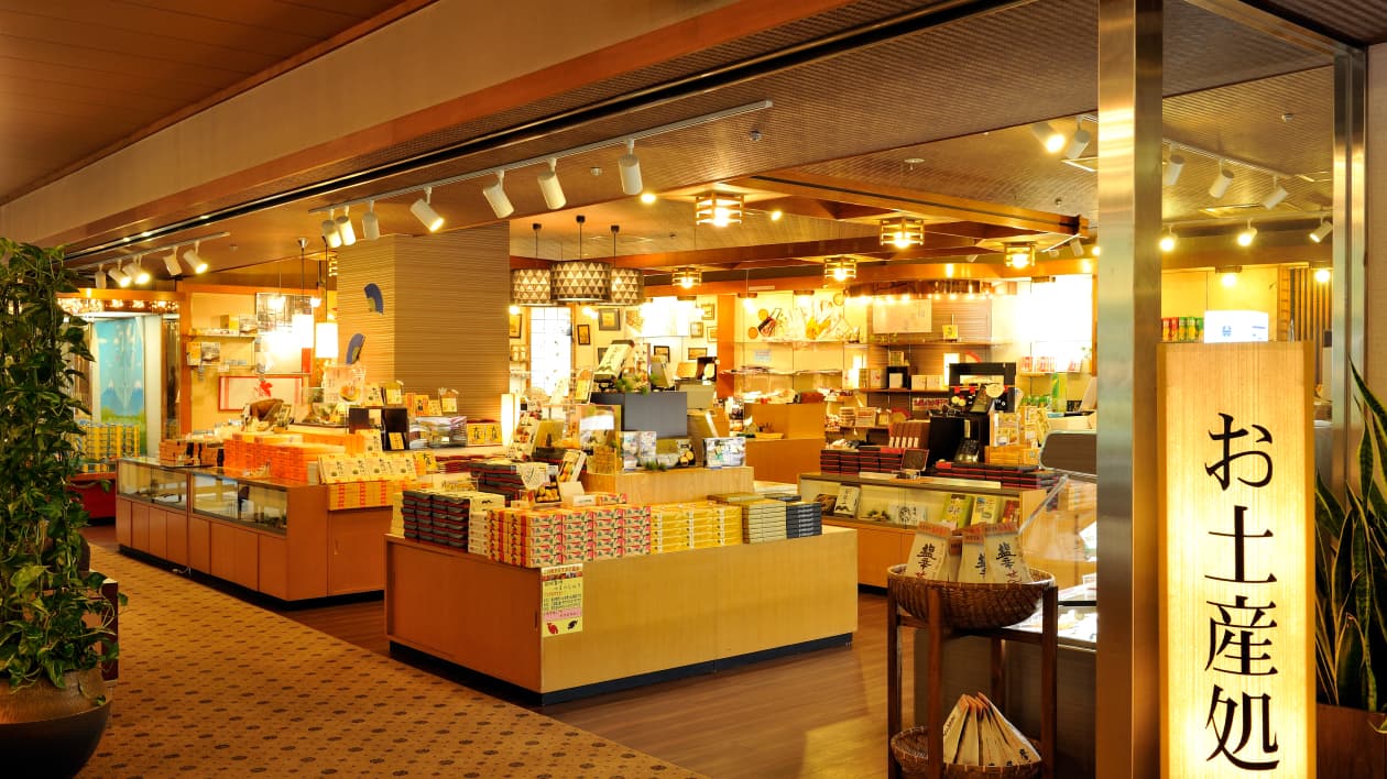 様々な商品が展示されている店舗の画像