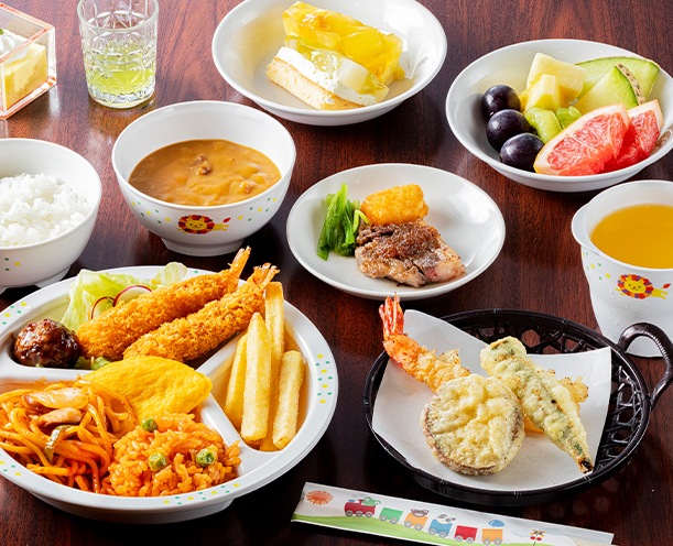 食事が盛られた皿がテーブルに置かれている画像