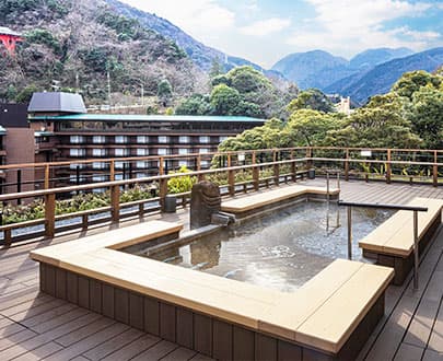 山々を眺めながらくつろぐことができる川沿いの木製デッキ