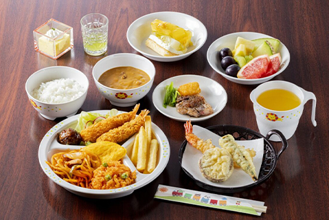 麺類に揚げ物、サラダや果物などデザートまで揃ったお子様用のお食事
